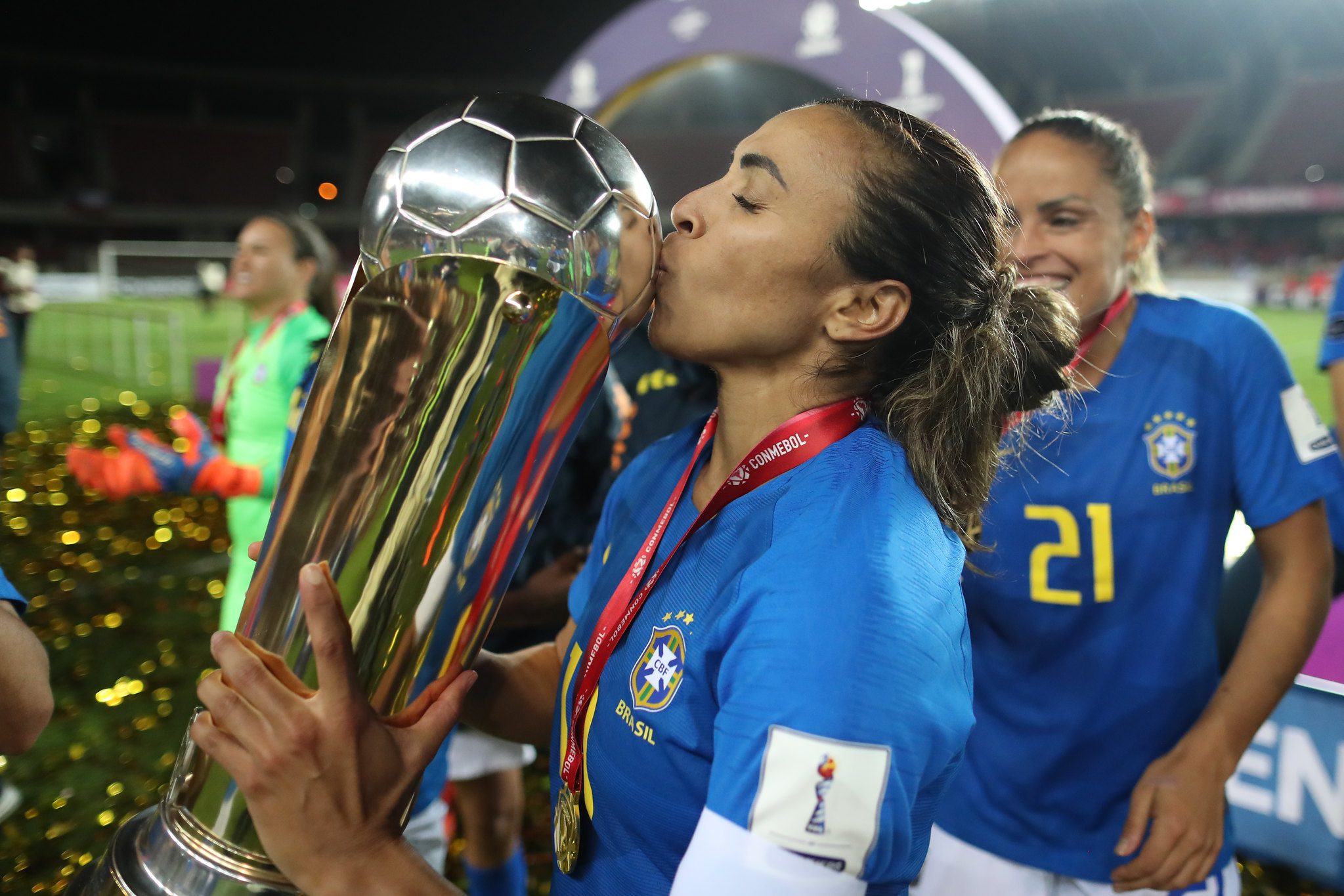 Marta con il trofeo della Coppa America 2018.